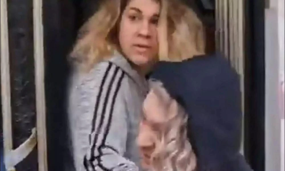 Πάτρα: Η αδελφή της Ρούλας πέταξε εκνευρισμένη τα λουλούδια από την είσοδο του σπιτιού (Βίντεο)